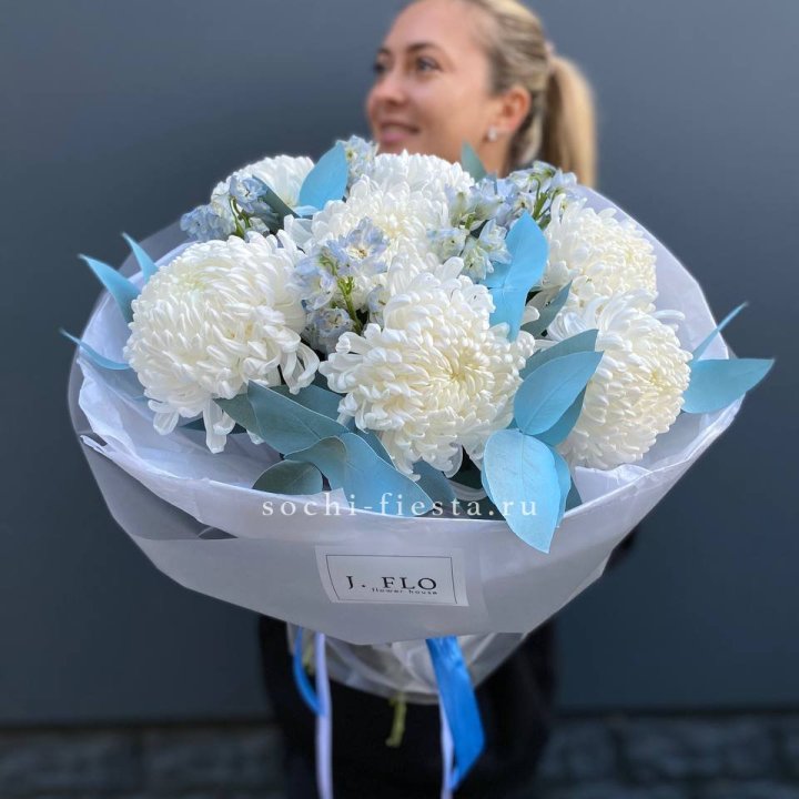 Букет хризантем Бигуди и дельфиниума  в Ставрополи