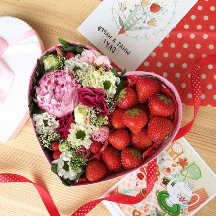 Бокс с клубникой и цветами в Ставрополи