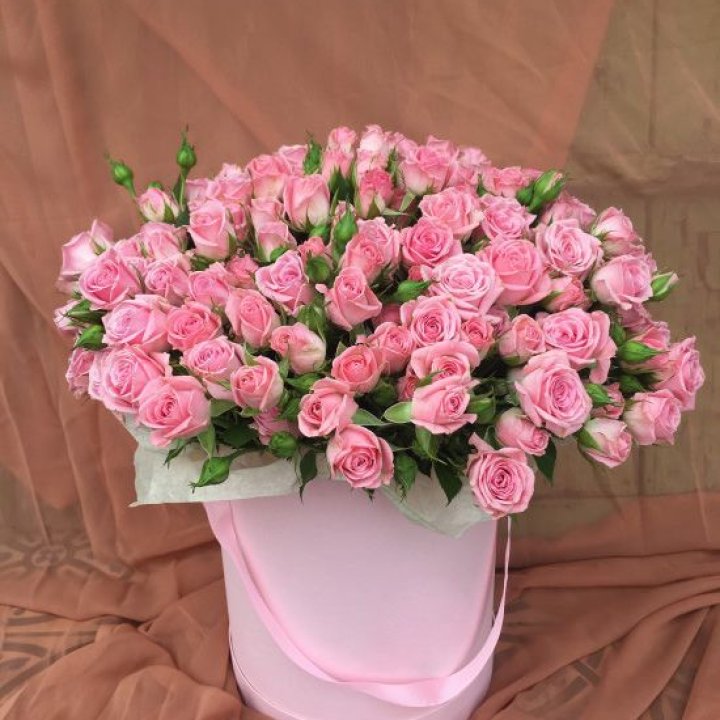 Кустовые розы в коробке в Ставрополи