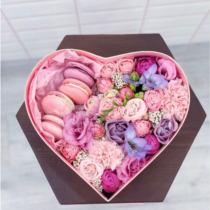 Бокс-сердце с макаронс  в Ставрополи