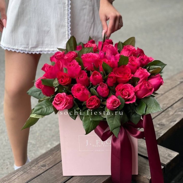55 алых роз в кубе в Ставрополи