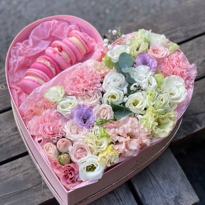 Бокс-сердце с макарон "Пинк" в Ставрополи