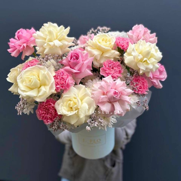 Коробка французских роз и диантусов "Бони" в Ставрополи