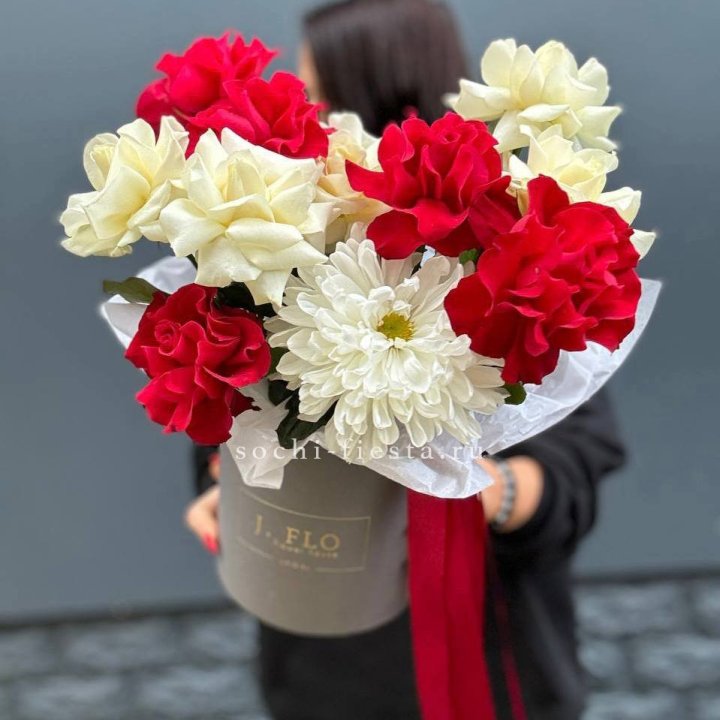 Французские розы с хризантемой в боксе в Ставрополи