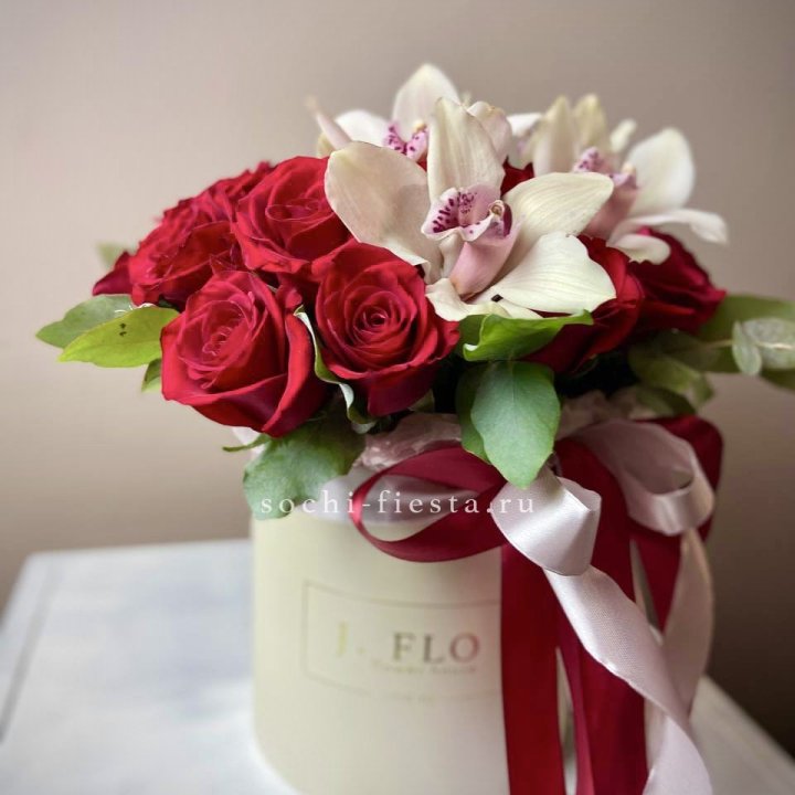 Розы и орхидеи в боксе в Ставрополи