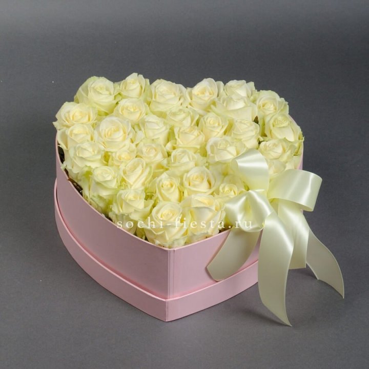 35 белых роз в коробке "Сердце" в Ставрополи