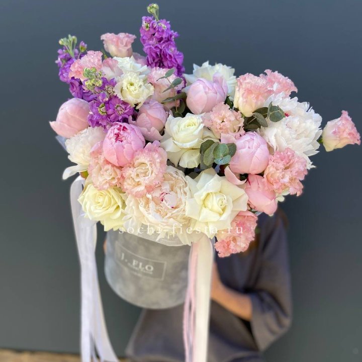 Дизайнерский цилиндр с пионами "Ривьера" в Ставрополи