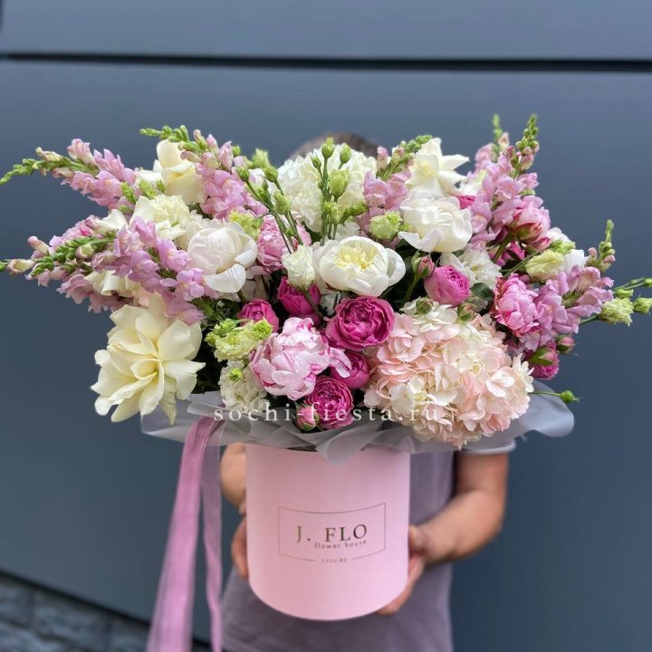 Дизайнерский цилиндр с пионами "Саманта" в Ставрополи