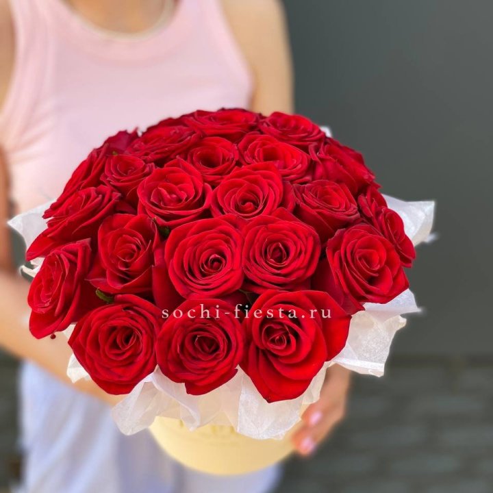 Красные розы в цилиндре в Ставрополи