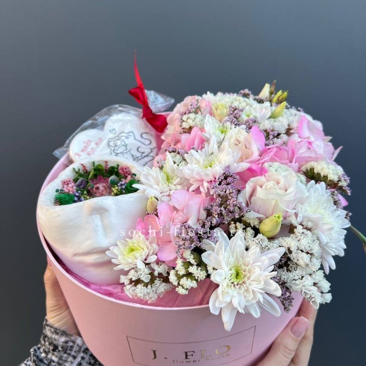 Цветы и свеча в коробке в Ставрополи