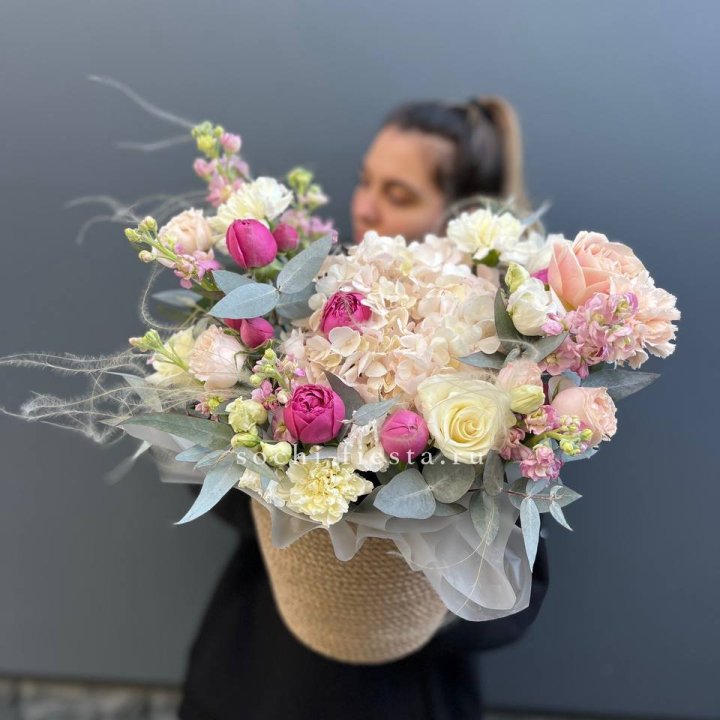 Цветочная композиция в джутовом боксе  в Ставрополи