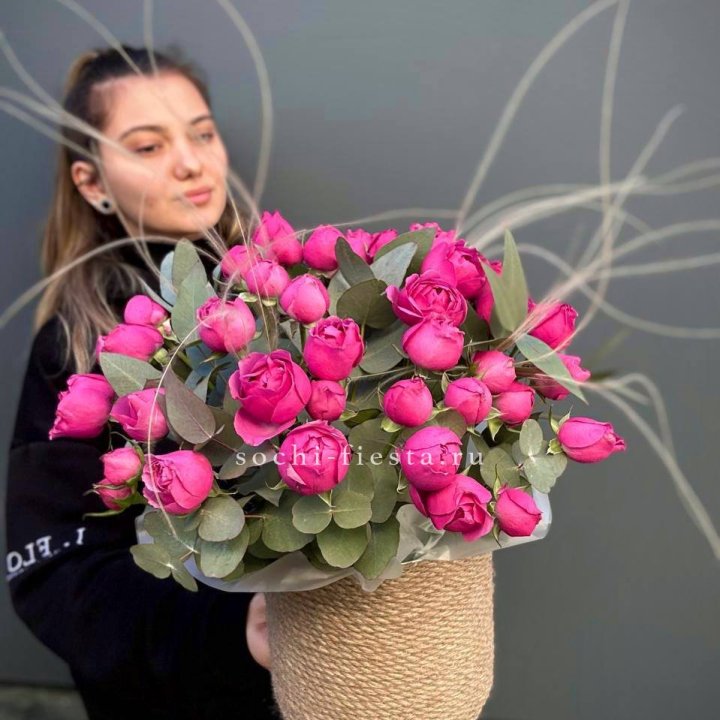 Пионовидные розы Мисти Бабблс в джутовом кашпо в Ставрополи