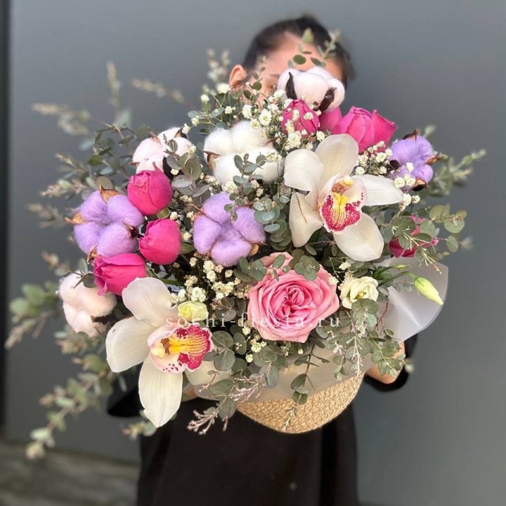 Орхидея и розы в джутовом кашпо в Ставрополи