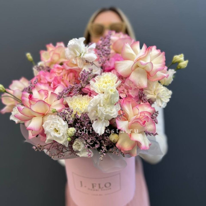 Цветочная композиция "Глория" в боксе в Ставрополи