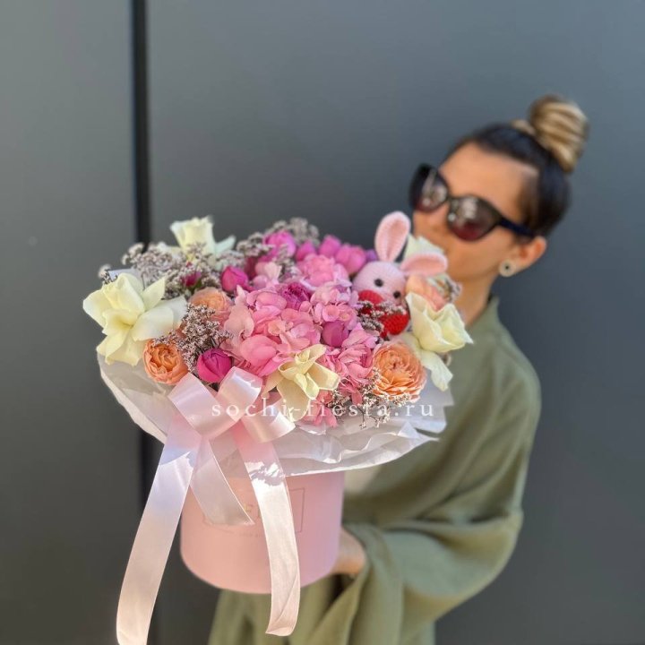 Дизайнерский цилиндр с игрушкой "Лола" в Ставрополи