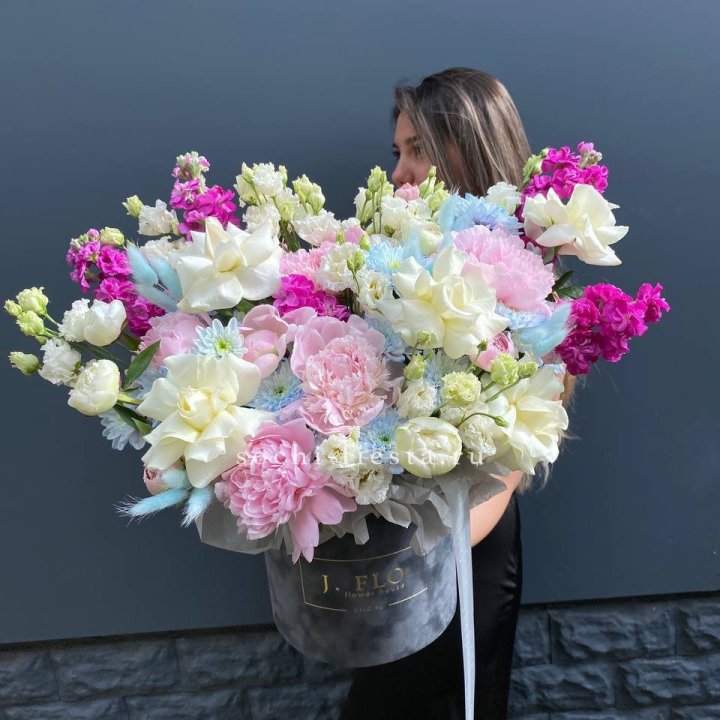 Дизайнерский цилиндр "Пионы гарден" в Ставрополи