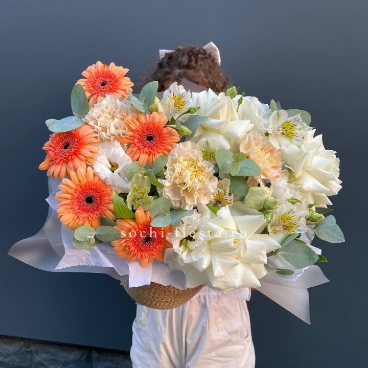 Розы и герберы в джутовом кашпо "Георгино" в Ставрополи