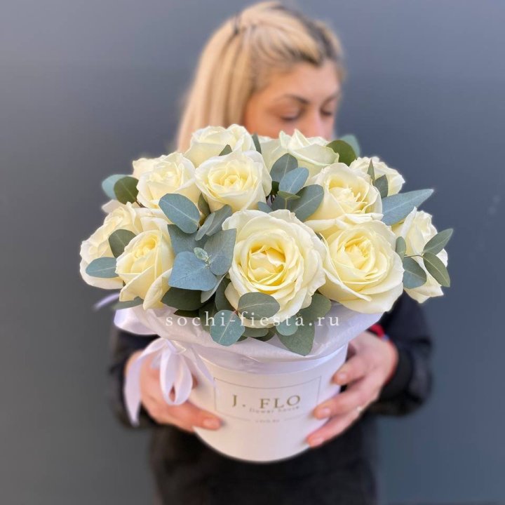 15 белых роз в боксе в Ставрополи