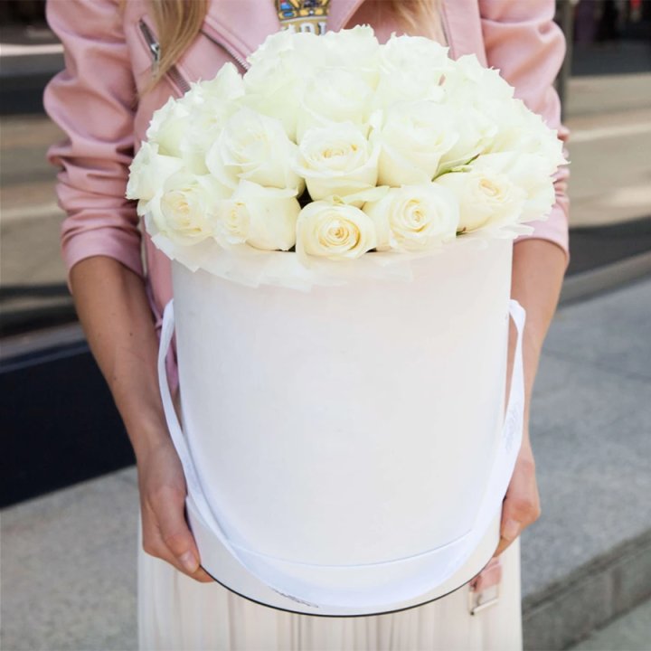 35 белых роз в цилиндре в Ставрополи