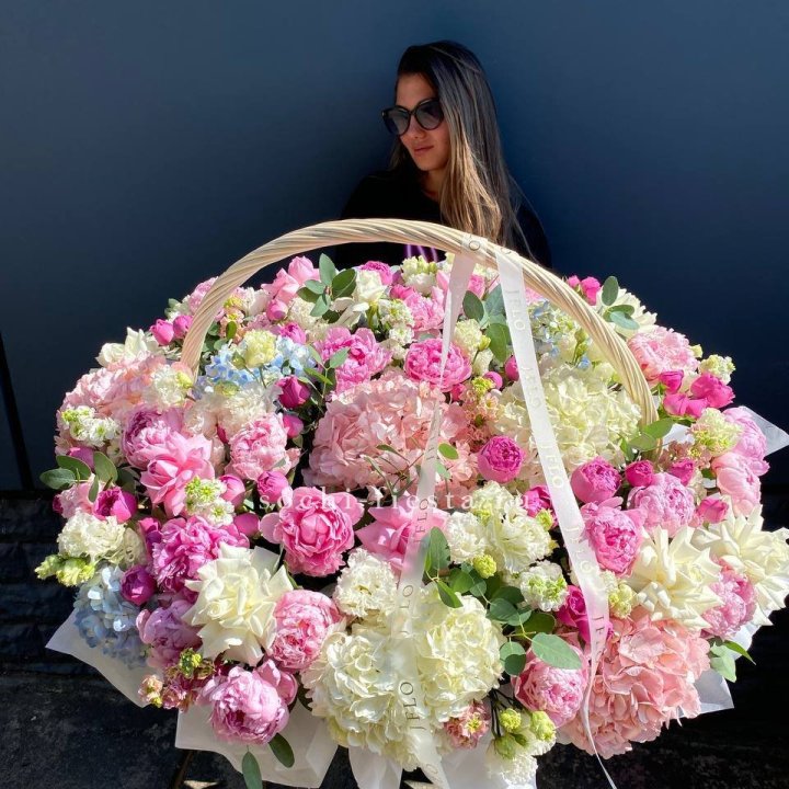 Цветочная корзина из пионов и пионовидных роз "Перфекте" в Ставрополи