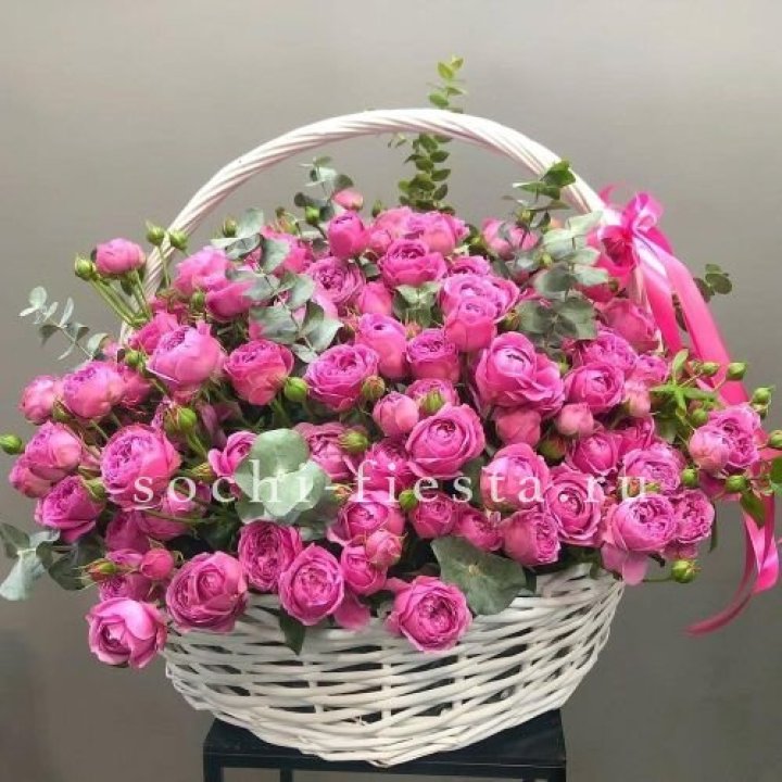 65 пионовидных кустовых роз в корзине в Ставрополи