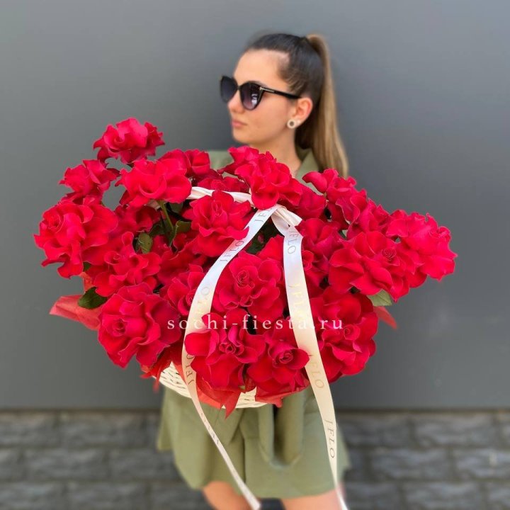 Красные французские розы в корзине в Ставрополи