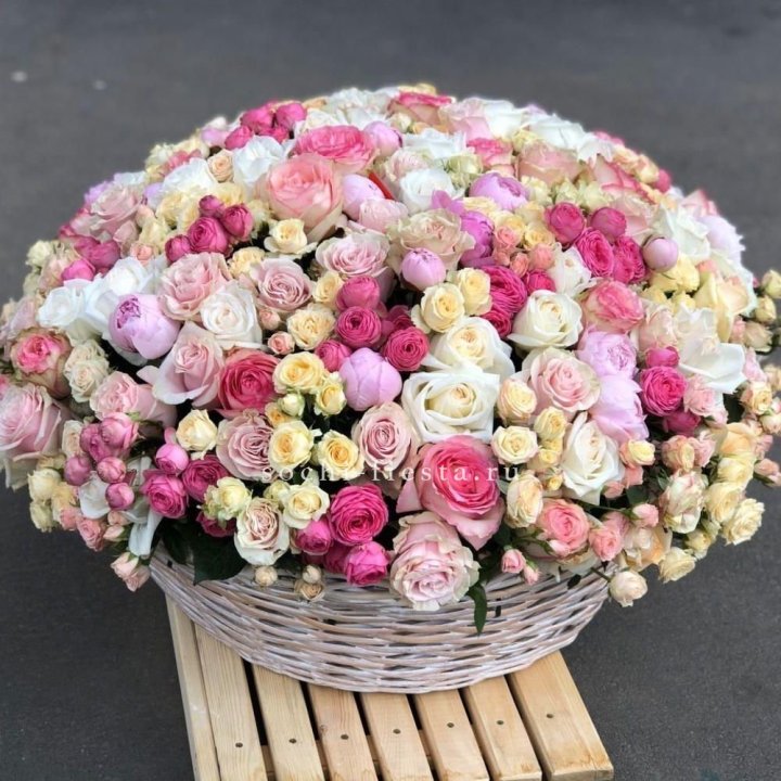 Цветочная корзина из пионов и пионовидных роз "Юниверсити" в Ставрополи