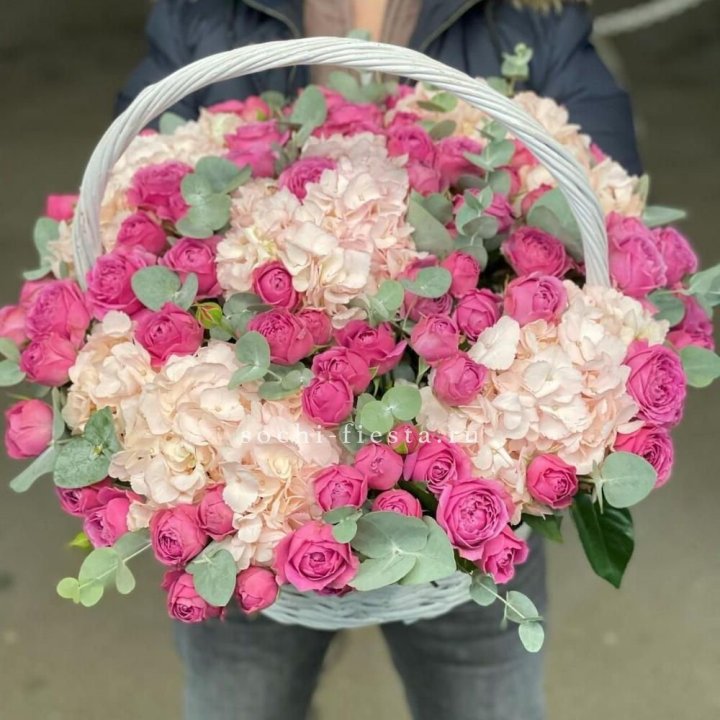 Корзина с гортензией и Мисти Баблс в Ставрополи