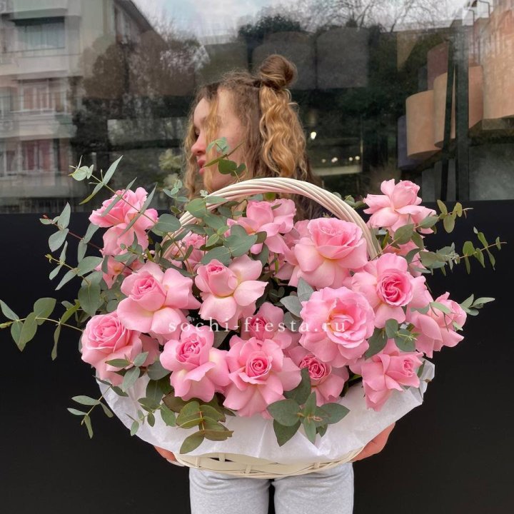 25 роз в цветочной корзине  в Ставрополи