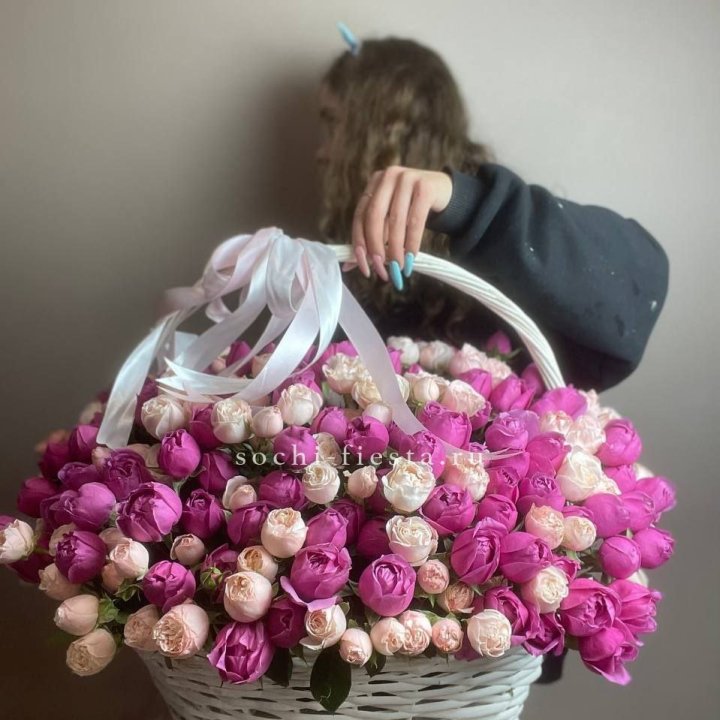 Премиум корзина пионовидных кустовых роз в Ставрополи