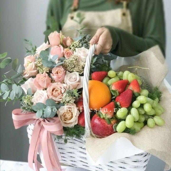 Фруктовая корзина c цветами в Ставрополи