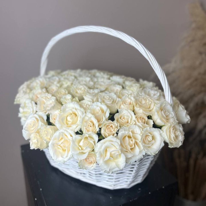 101 белая роза в корзине в Ставрополи