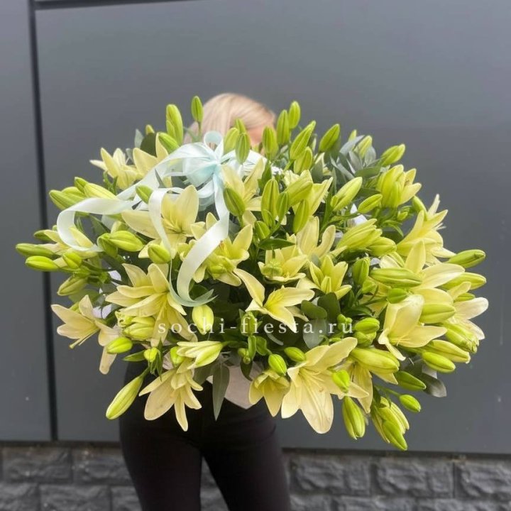 Лилии в корзине в Ставрополи