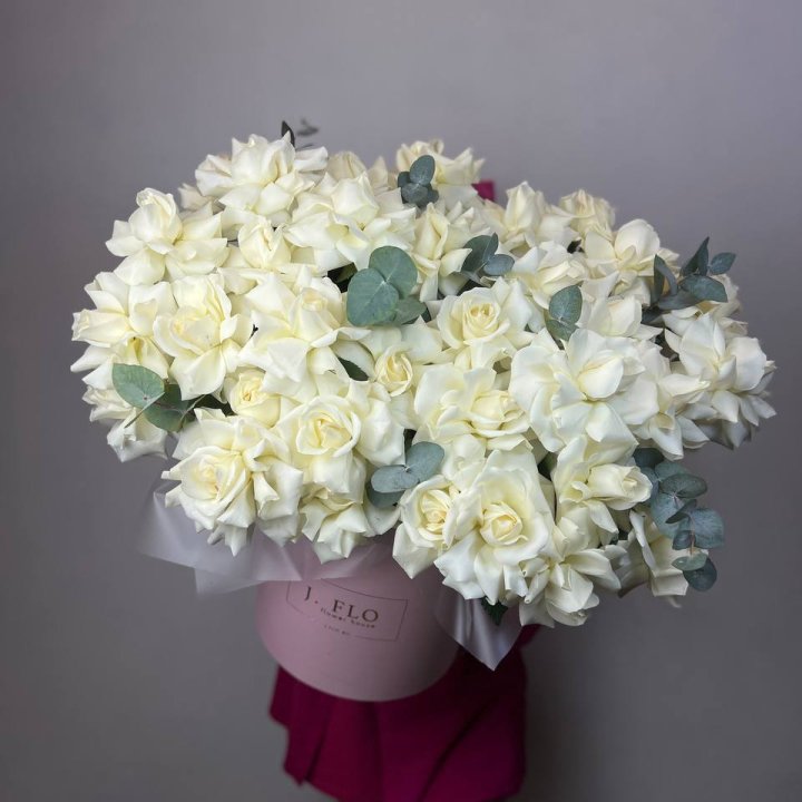 37 белых роз в боксе в Ставрополи