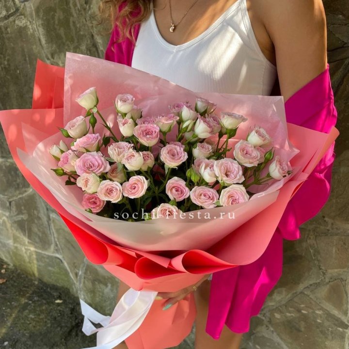 Розовые кустовые розы в Ставрополи