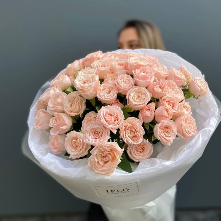 Букет кустовых роз Бомбастик в Ставрополи