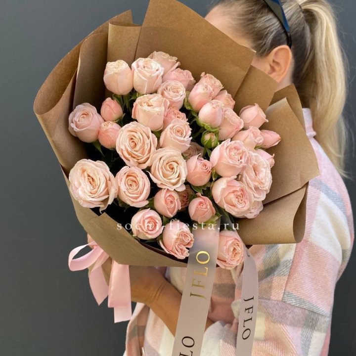 Кустовые розы Бомбастик в крафте в Ставрополи