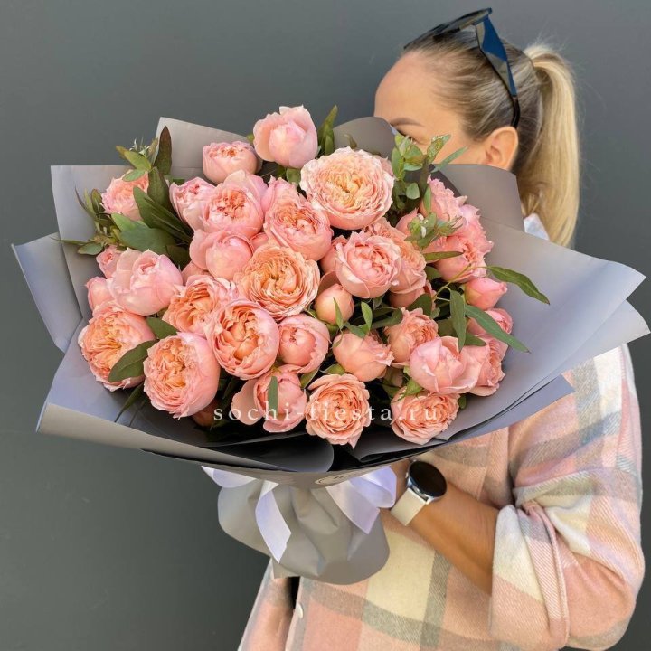 Букет с пионовидными розами "Пивайн" в Ставрополи