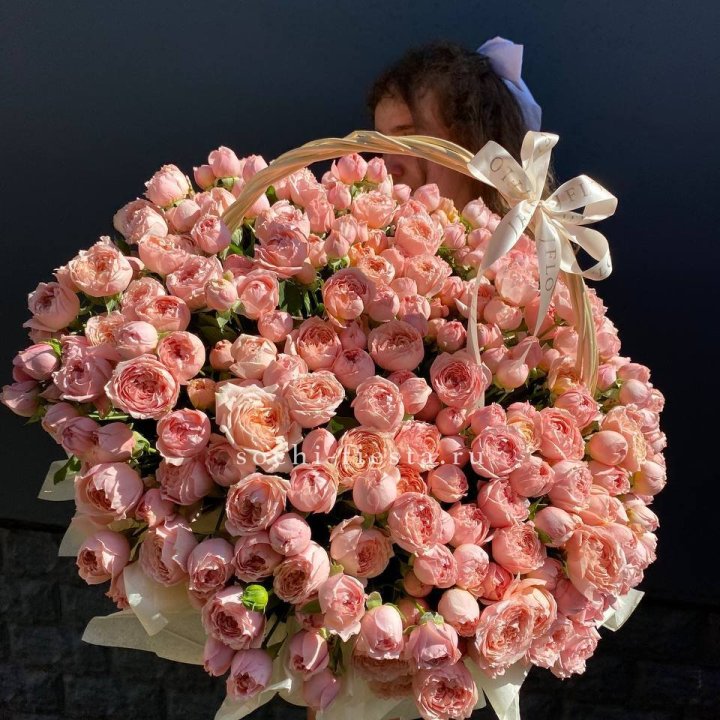 Корзина из пионовидных роз в Ставрополи
