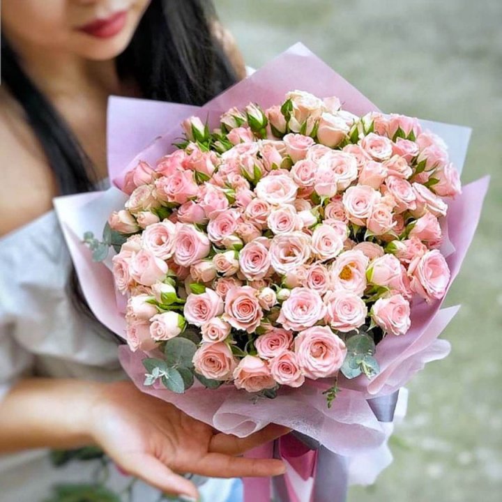 Кустовые розы с эвкалиптом в Ставрополи