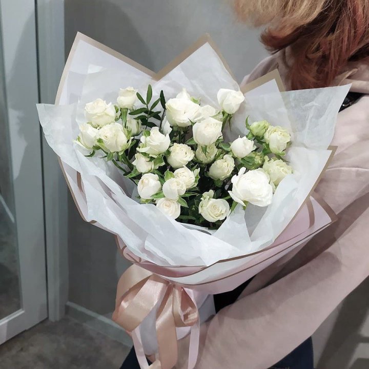 Белоснежные кустовые розы в Ставрополи