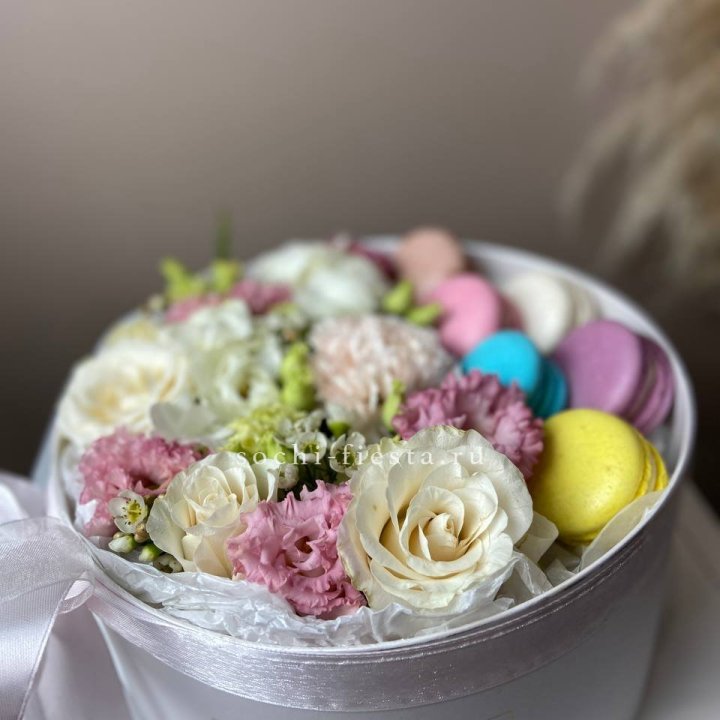 Цветы в цилиндре с макаронс "Прованс" в Ставрополи