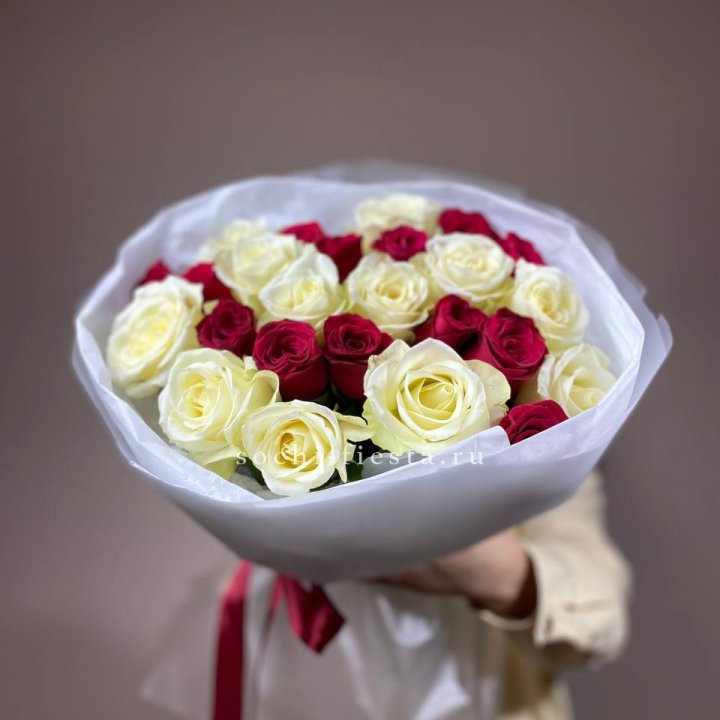 Букет их красных и белых 25 роз в Ставрополи