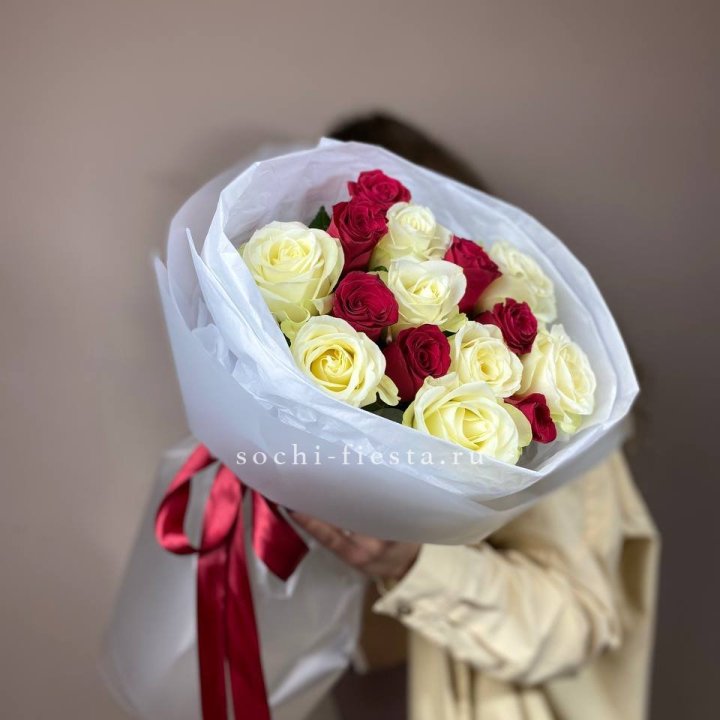 Букет из красных белых 15 роз в Ставрополи