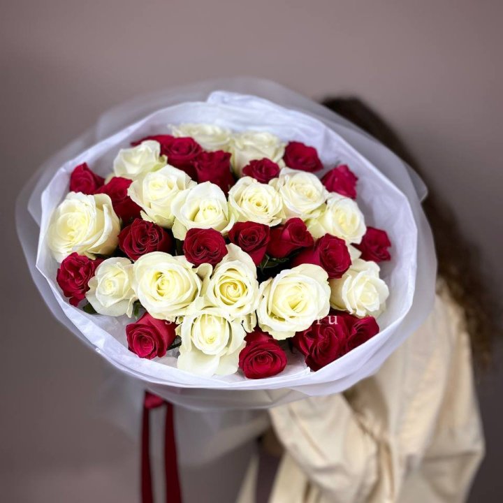 Букет из красных белых 35 роз в Ставрополи