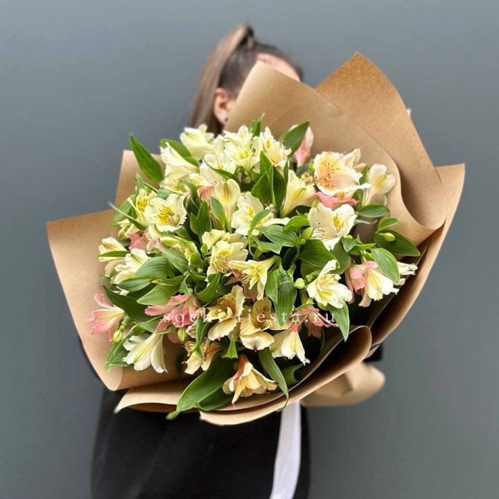 Букет альстромерий в крафте в Ставрополи