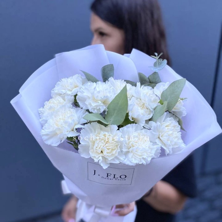 Букет белых диантусов с эвкалиптом в Ставрополи