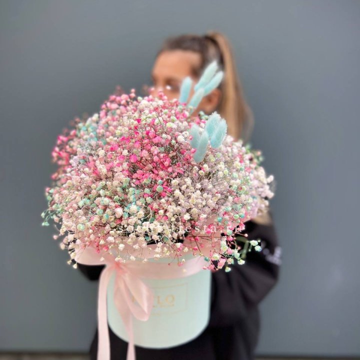 9 Радужных гипсофилы в шляпной коробке в Ставрополи