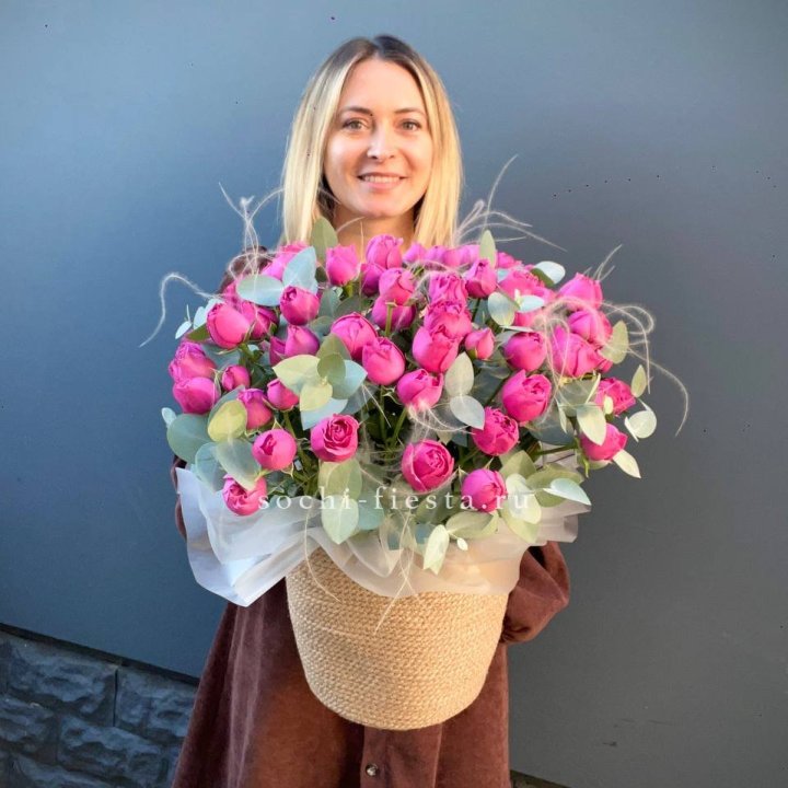 Пионовидные розы  в джутовом кашпо  в Ставрополи