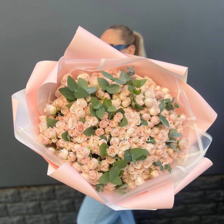 101 кустовая роза с эвкалиптом в Ставрополи